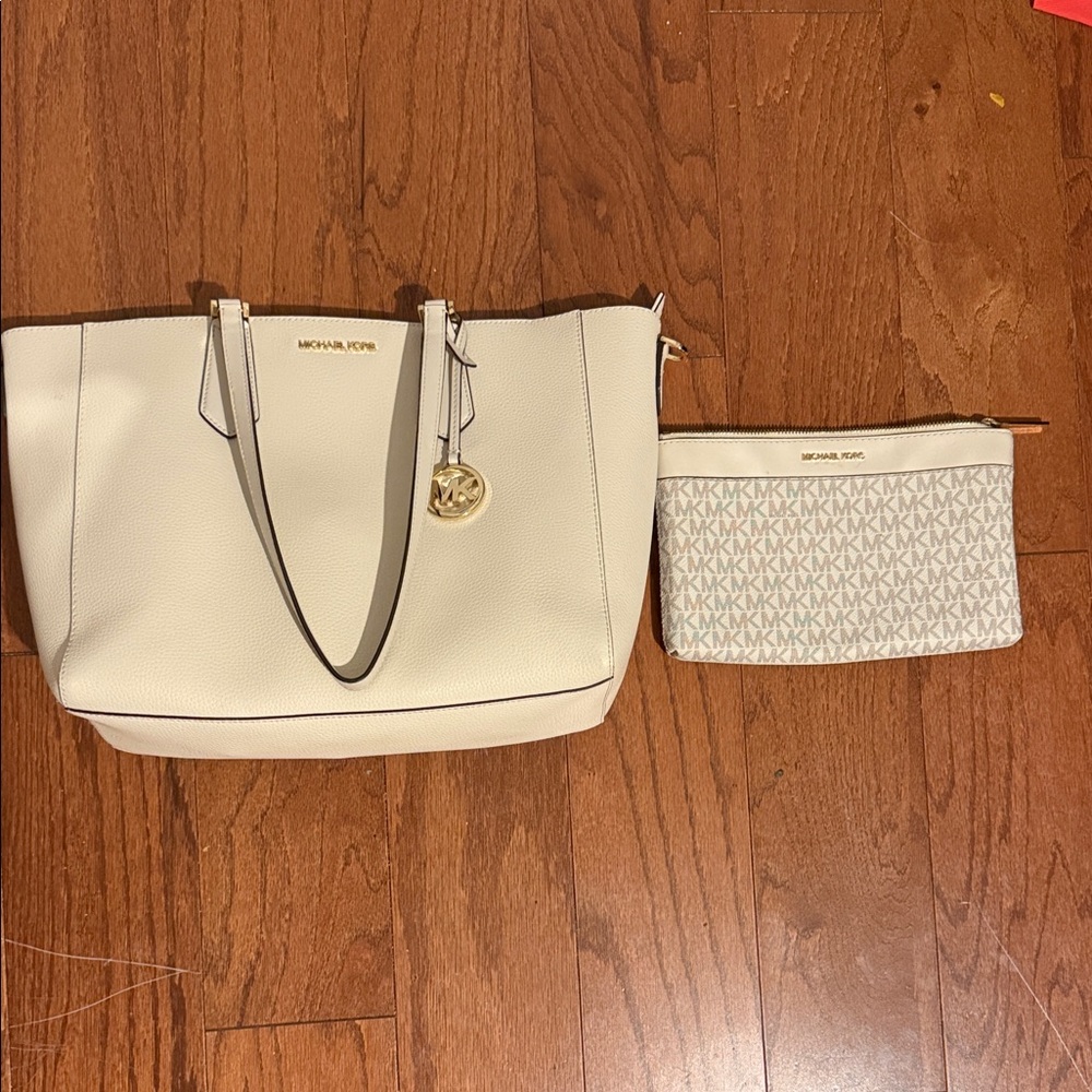 Michael Kors Cream Tote and Pouch Set👜🦢